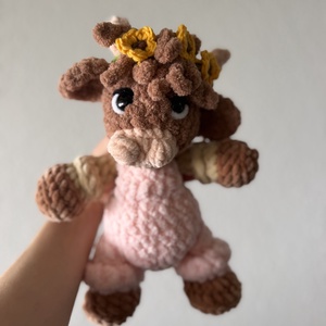 Horgolt skót felföldi boci plüss napraforgó koszorúval � Puha amigurumi tehénke - játék & sport - plüssállat & játékfigura - boci, tehén - Meska.hu