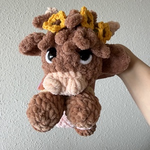 Horgolt skót felföldi boci plüss napraforgó koszorúval � Puha amigurumi tehénke - játék & sport - plüssállat & játékfigura - boci, tehén - Meska.hu