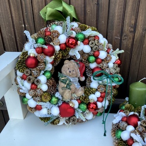 Adventi ajtódísz macis, Karácsony, Adventi díszek, Adventi ajtódísz, Virágkötés, 20 cm-es alapra készült, díszítve 25 cm.
Piros, zöld, barna, fehèr színvilàg.
Rengeteg termèssel, g..., MESKA