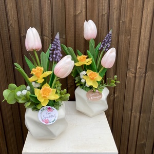 Tulipános asztaldísz , Otthon & Életmód, Virágdekoráció, Virágdíszek, Virágdísz kaspóban, Virágkötés, MESKA