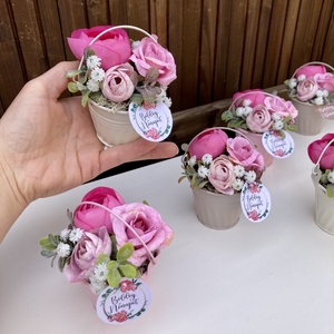 Nőnapi ajàndèk , Otthon & Életmód, Virágdekoráció, Virágdíszek, Virágdísz kaspóban, Virágkötés, Egy kis vödörnyi virág Nőnapra.

3 fèle színű fém vödörben készültek, a virágok színe ugyanaz.
Vödr..., MESKA