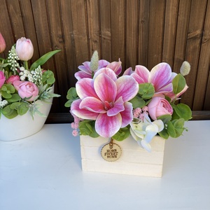 Nőnapi asztaldísz, Otthon & Életmód, Virágdekoráció, Virágdíszek, Virágdísz kaspóban, Virágkötés, Fehèr színű fadobozban, puha szilikonos tapintàsú magnóliák, sok növènnyel, egy kis boglàrkàval, ho..., MESKA