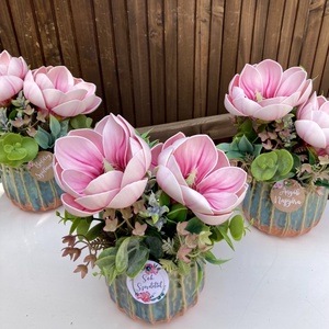 Anyák napi magnólia asztaldísz  - otthon & életmód - virágdekoráció - virágdíszek - virágdísz kaspóban - Meska.hu