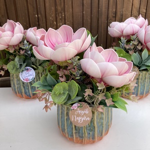 Anyák napi magnólia asztaldísz  - otthon & életmód - virágdekoráció - virágdíszek - virágdísz kaspóban - Meska.hu