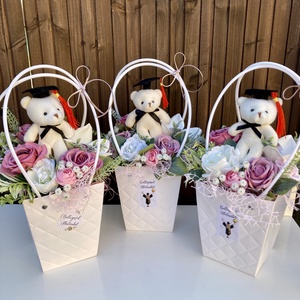 Ballagási macis virágt�ska - otthon & életmód - virágdekoráció - virágok - virágcsokor - Meska.hu