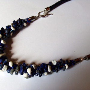 Szodalit, howlit és gyöngy nyaklánc - ékszer - nyaklánc - gyöngyös nyaklánc - Meska.hu