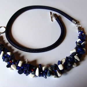 Szodalit, howlit és gyöngy nyaklánc - ékszer - nyaklánc - gyöngyös nyaklánc - Meska.hu