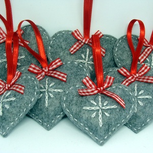 Filc dekoráció, kézzel készült szívek, Valentin nap, esküvő - otthon & életmód - dekoráció - fali és függő dekoráció - függődísz - Meska.hu