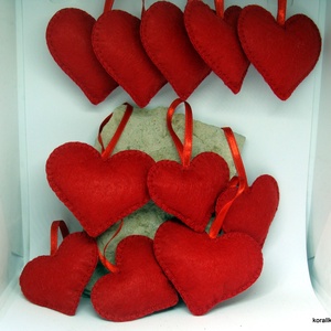 Filc dekoráció, kézzel készült szívek, Valentin nap, esküvő - Meska.hu