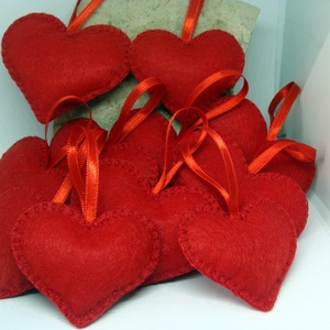 Filc dekoráció, kézzel készült szívek, Valentin nap, esküvő - otthon & életmód - dekoráció - fali és függő dekoráció - függődísz - Meska.hu