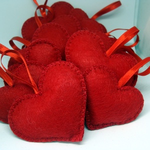 Filc dekoráció, kézzel készült szívek, Valentin nap, esküvő - otthon & életmód - dekoráció - fali és függő dekoráció - függődísz - Meska.hu