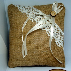Vintage, rusztikus gyűrűpárna juta anyagból, csipkével - esküvő - kiegészítők - gyűrűtartó & gyűrűpárna - Meska.hu
