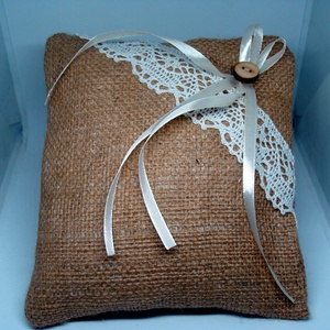 Vintage, rusztikus gyűrűpárna juta anyagból, csipkével - esküvő - kiegészítők - gyűrűtartó & gyűrűpárna - Meska.hu
