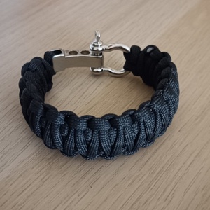 Paracord karkötő D-bilincses csattal, Ékszer, Karkötő, Fonott karkötő, Csomózás, MESKA