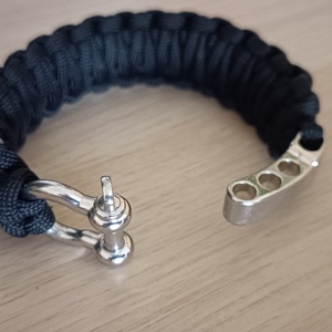 Paracord karkötő D-bilincses csattal - ékszer - karkötő - fonott karkötő - Meska.hu