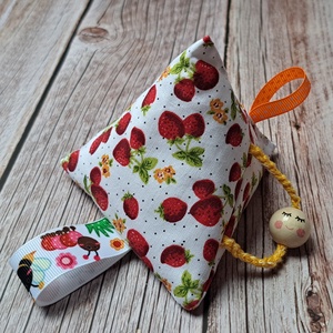 Szalagos babajáték, matatójáték, piramis - epres - baba - mama - baba játékok - babakocka - Meska.hu