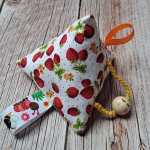 Szalagos babajáték, matatójáték, piramis - epres - Meska.hu