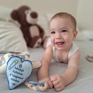 Mérföldkő szív szett iker babák fotózásához - 12 darabos csomag - ruha & divat - babaruha & gyerekruha - babafotózási ruha és kellék - Meska.hu