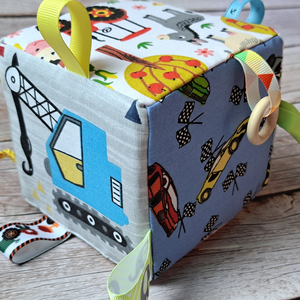 Szalagos babakocka járművekkel, matatókocka, fejlesztőjáték - nagy méretű! - baba - mama - baba játékok - babakocka - Meska.hu