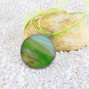 Üveg medál csatos, színes zsinórral - M0001.23, Ékszer, Nyaklánc, Medálos nyaklánc, Üvegművészet, MESKA