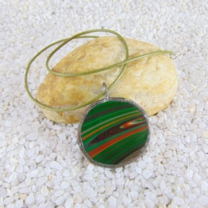 Üveg medál csatos, színes zsinórral - M0005.23, Ékszer, Nyaklánc, Medálos nyaklánc, Üvegművészet, MESKA