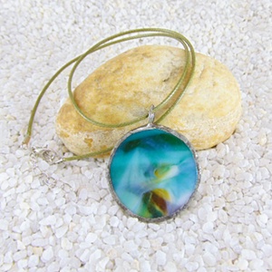 Üveg medál csatos, színes zsinórral - M0006.23, Ékszer, Nyaklánc, Medálos nyaklánc, Üvegművészet, MESKA