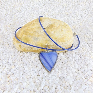 Szív alakú üveg medál csatos, színes zsinórral - M0012.23, Ékszer, Nyaklánc, Medálos nyaklánc, Üvegművészet, MESKA