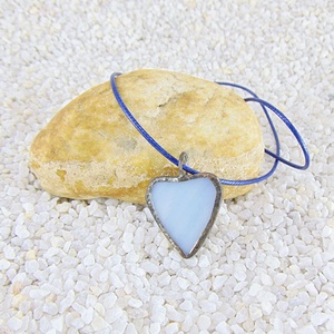 Szív alakú üveg medál csatos, színes zsinórral - M0012.23 - ékszer - nyaklánc - medálos nyaklánc - Meska.hu