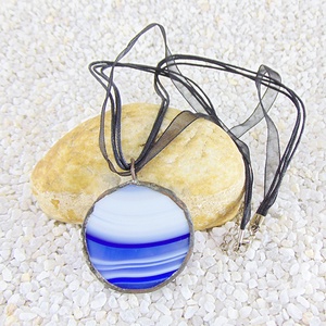 Üveg medál csatos, színes zsinórral - M0014.23, Ékszer, Nyaklánc, Medálos nyaklánc, Üvegművészet, MESKA