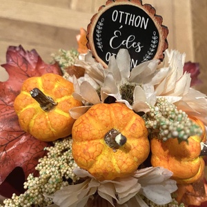 Bársony tökös asztaldísz sárga tököcskékkel - otthon & életmód - dekoráció - asztal és polc dekoráció - asztaldísz - Meska.hu