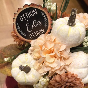 Bársony tökös asztaldísz fehér tököcskékkel - otthon & életmód - dekoráció - asztal és polc dekoráció - asztaldísz - Meska.hu