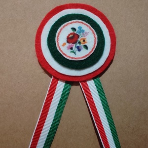 Virágmintás kokárda - ékszer - kitűző és bross - Meska.hu