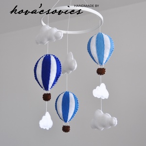 Hőlégballonos kiságyforgó/Babaforgó - Fehér/Halványkék/Sötétkék - Meska.hu