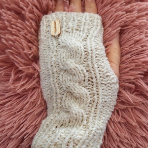 Készleten levő Kézzel kötött kézmelegítő beige színben  - Meska.hu