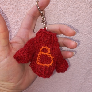 Kulcstartó, pulcsi monogrammal, , Kötés, Pulcsi monogrammal kulcstartó.
Szín, betű választható. 
Keress belső mailen. , MESKA