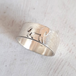 Ezüst karikagyűrű lovas mintával - ékszer - gyűrű - kerek gyűrű - Meska.hu