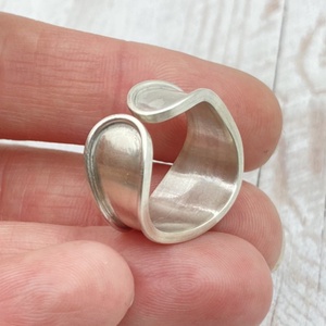 Aszimmetrikus, peremes ezüst gyűrű - ékszer - gyűrű - statement gyűrű - Meska.hu