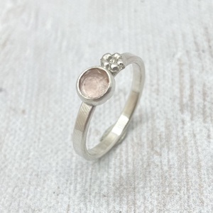 Rózsakvarc ezüst gyűrű virággal - ékszer - gyűrű - szoliter gyűrű - Meska.hu