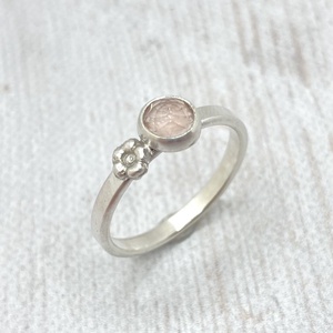 Rózsakvarc ezüst gyűrű virággal - ékszer - gyűrű - szoliter gyűrű - Meska.hu