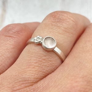 Rózsakvarc ezüst gyűrű virággal - ékszer - gyűrű - szoliter gyűrű - Meska.hu