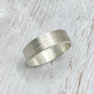 Levélerezetes ezüst karikagyűrű  - ékszer - gyűrű - kerek gyűrű - Meska.hu
