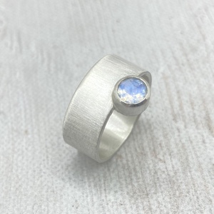 Modern ezüst gyűrű szivárvány holdkővel - ékszer - gyűrű - szoliter gyűrű - Meska.hu