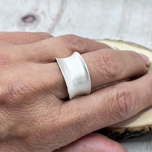 Homorú ezüst gyűrű - MEGRENDELÉSRE - Meska.hu