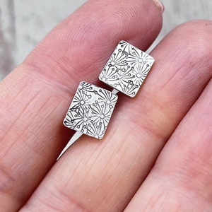 Pitypangos ezüst bedugós fülbevaló, szögletes - ékszer - fülbevaló - pötty fülbevaló - Meska.hu