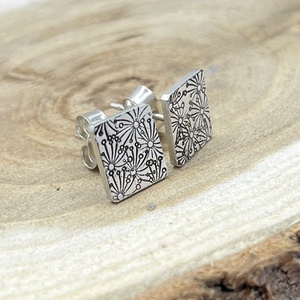 Pitypangos ezüst bedugós fülbevaló, szögletes - ékszer - fülbevaló - pötty fülbevaló - Meska.hu