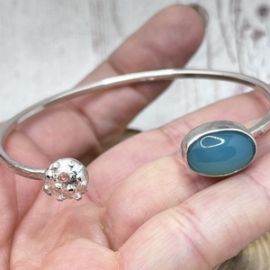 Ezüst karperec krizoprázzal és zafírral - ékszer - karkötő - karperec - Meska.hu