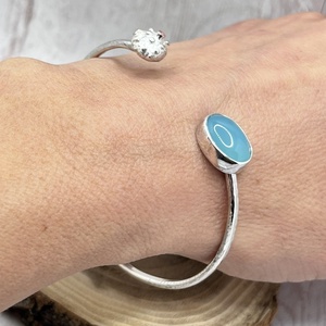 Ezüst karperec krizoprázzal és zafírral - ékszer - karkötő - karperec - Meska.hu