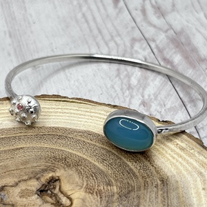 Ezüst karperec krizoprázzal és zafírral - ékszer - karkötő - karperec - Meska.hu