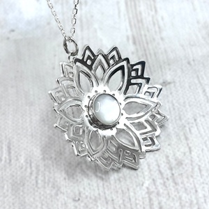 Gyöngyház mandala nyaklánc - ékszer - nyaklánc - medál - Meska.hu Gyöngyház mandala nyaklánc - ékszer - nyaklánc - medál - Meska.hu