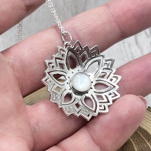 Gyöngyház mandala nyaklánc - ékszer - nyaklánc - medál - Meska.hu Gyöngyház mandala nyaklánc - ékszer - nyaklánc - medál - Meska.hu